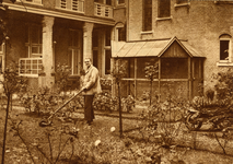 350565 Gezicht in de binnentuin van het St. Elisabethgasthuis (St. Andriesstraat) te Amersfoort; met een tuinman, bezig ...